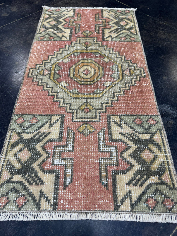 Turkish Yastik Rug 1'5" x 2'9" #23736