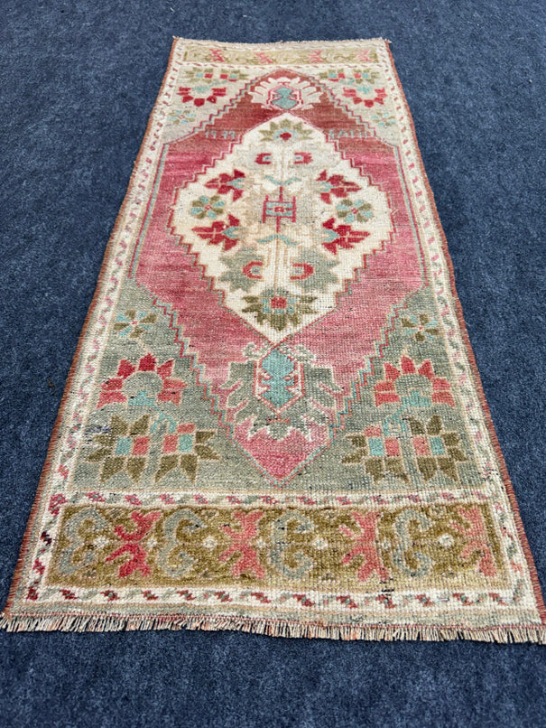 Turkish Yastik Rug  1'7" x  3'8" #23941