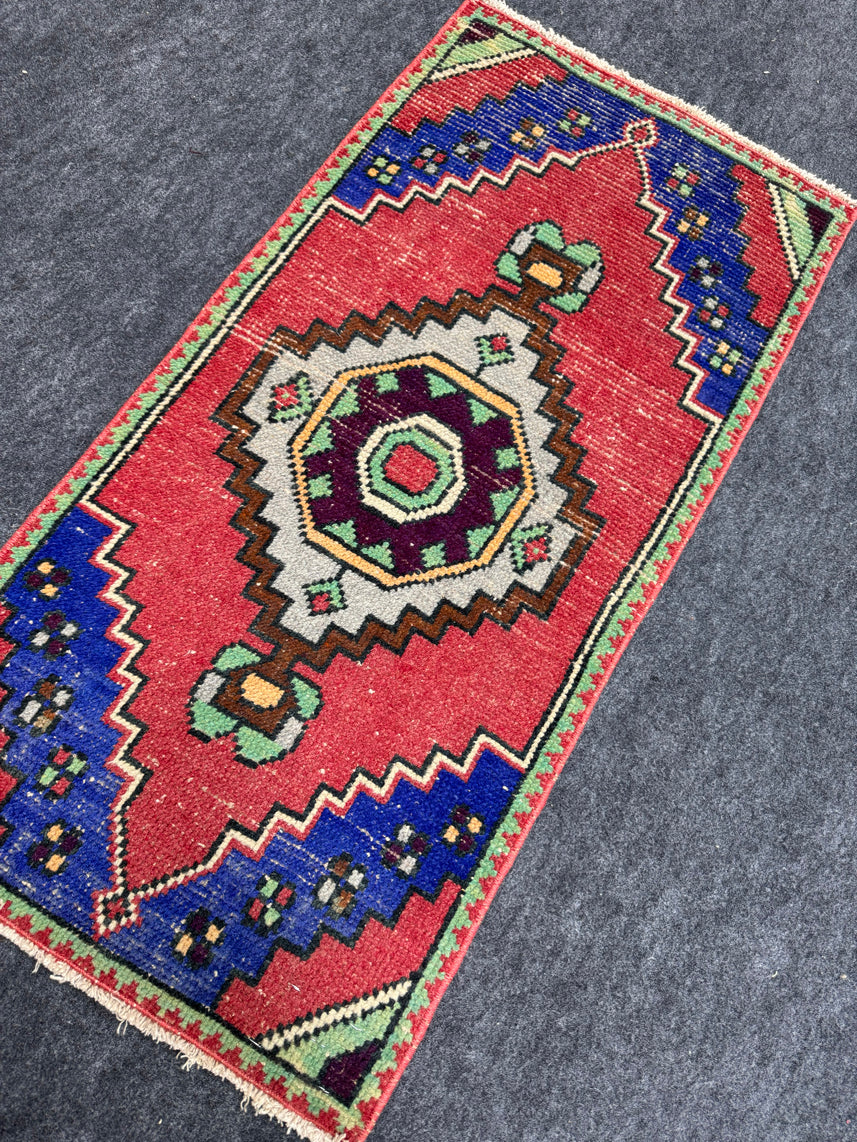 Turkish Yastik Rug  1'8" x  3'4" #23918