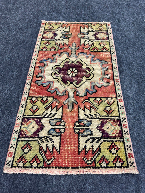 Turkish Yastik Rug  1'5" x  2'9" #23915