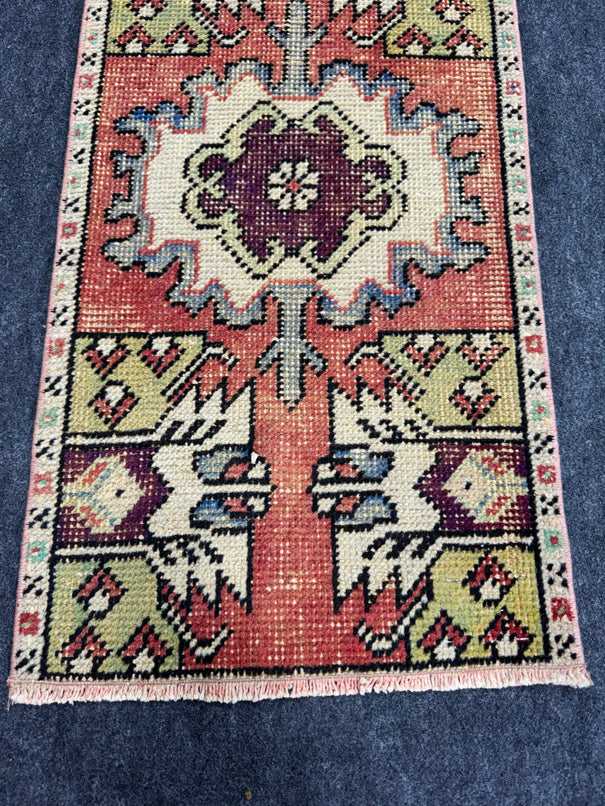 Turkish Yastik Rug  1'5" x  2'9" #23915