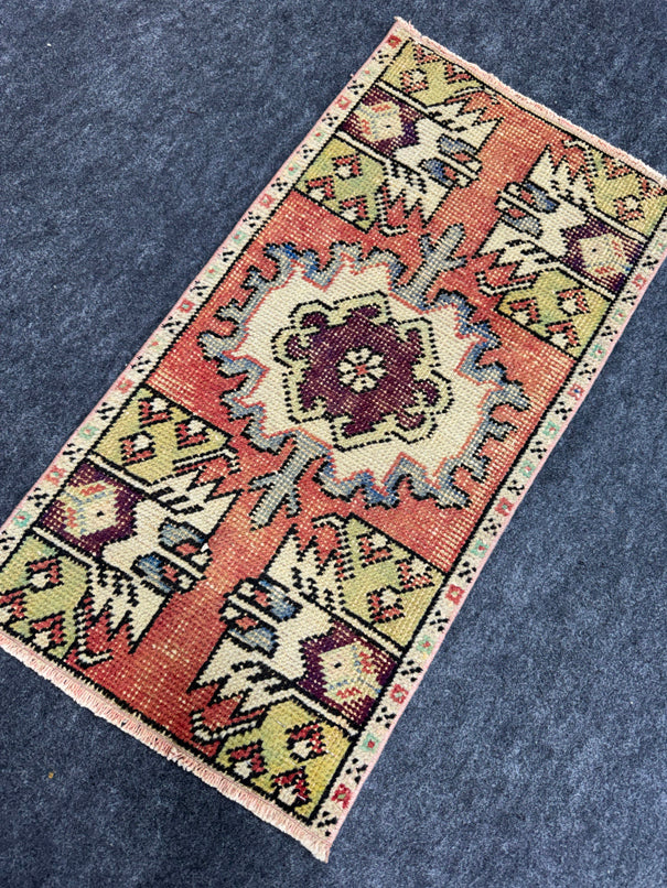Turkish Yastik Rug  1'5" x  2'9" #23915