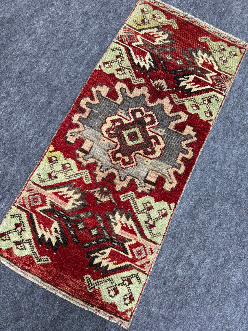 Turkish Yastik Rug  1'5" x  3'3" #23929