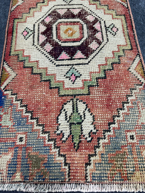 Turkish Yastik Rug  1'6" x  2'10" #23927