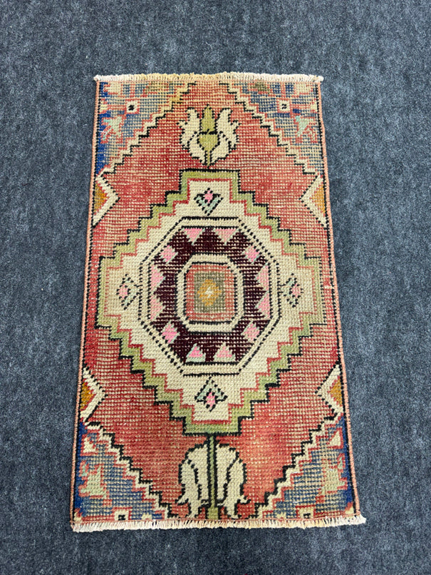 Turkish Yastik Rug  1'5" x  2'8" #23907