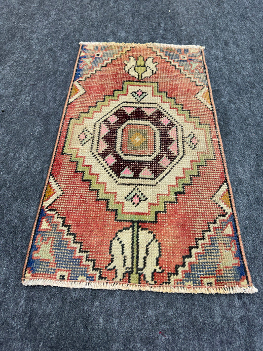 Turkish Yastik Rug  1'5" x  2'8" #23907
