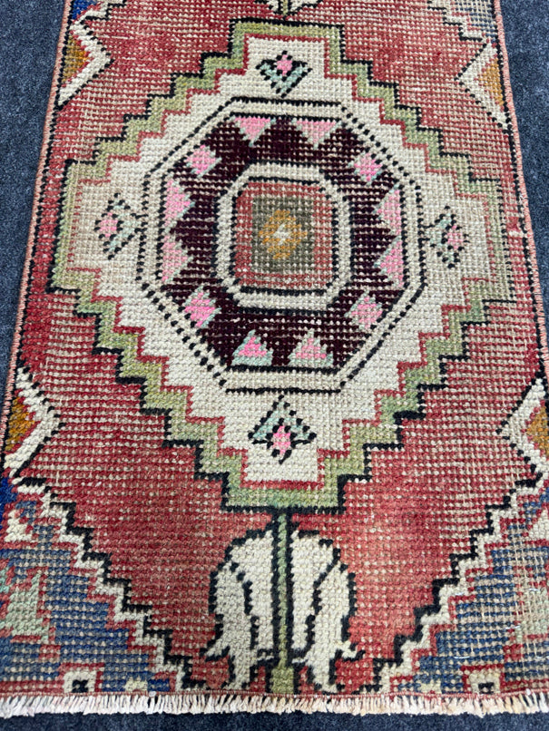 Turkish Yastik Rug  1'5" x  2'8" #23907