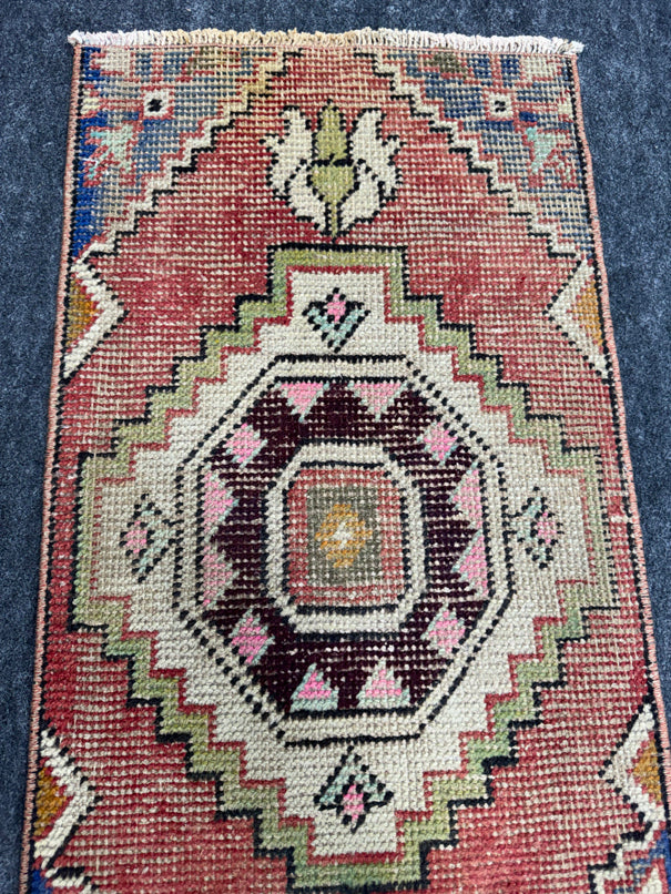 Turkish Yastik Rug  1'5" x  2'8" #23907