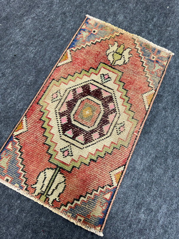 Turkish Yastik Rug  1'5" x  2'8" #23907