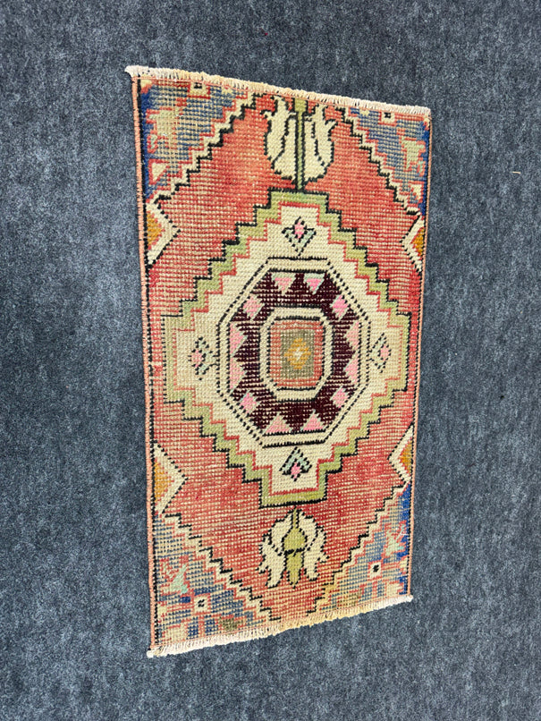 Turkish Yastik Rug  1'5" x  2'8" #23907