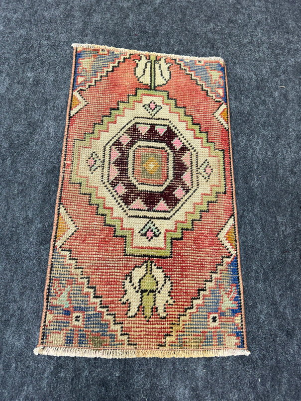 Turkish Yastik Rug  1'5" x  2'8" #23907