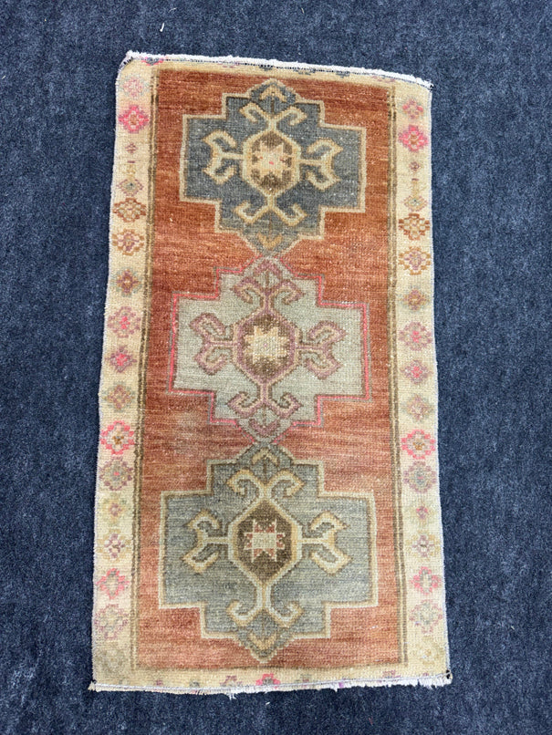 Turkish Yastik Rug  1'6" x  2'9" #24007