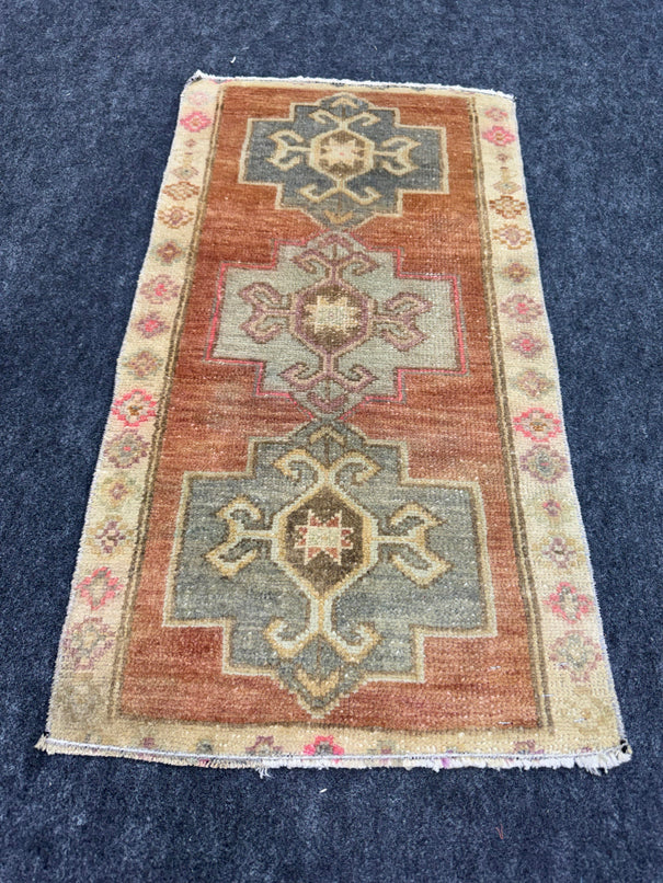 Turkish Yastik Rug  1'6" x  2'9" #24007