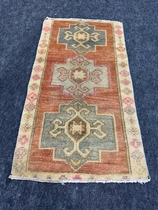 Turkish Yastik Rug  1'6" x  2'9" #24007