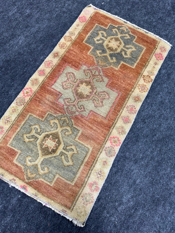 Turkish Yastik Rug  1'6" x  2'9" #24007