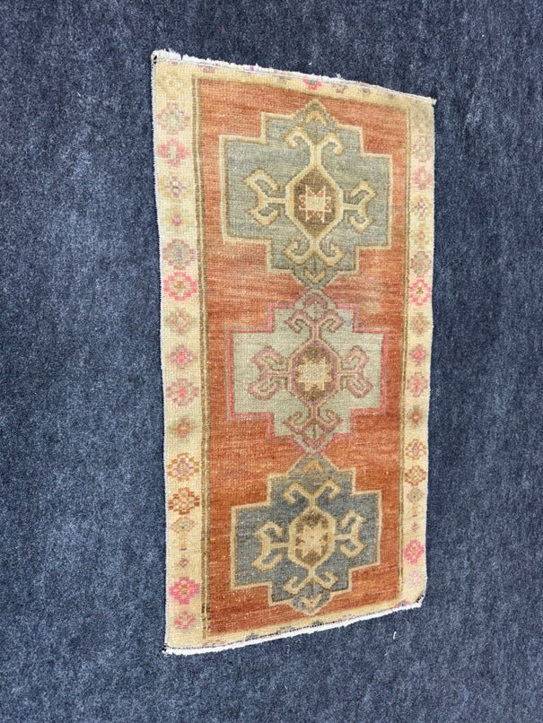 Turkish Yastik Rug  1'6" x  2'9" #24007