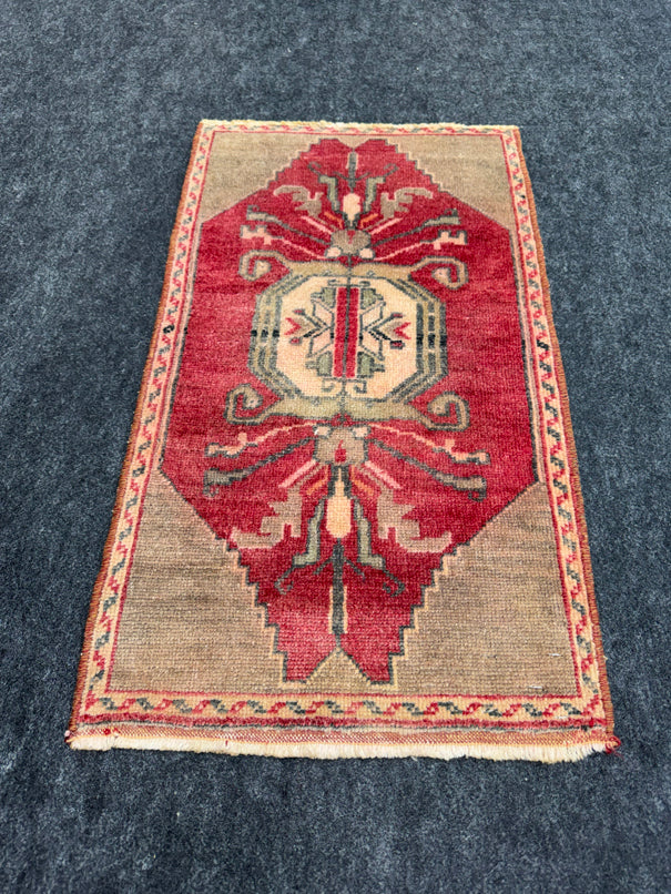 Turkish Yastik Rug  1'5" x  2'6" #23980