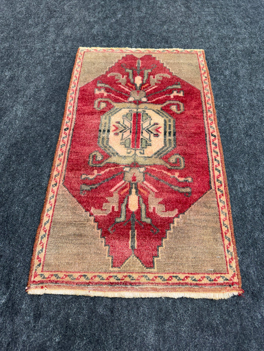 Turkish Yastik Rug  1'5" x  2'6" #23980