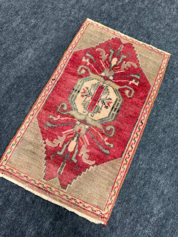 Turkish Yastik Rug  1'5" x  2'6" #23980