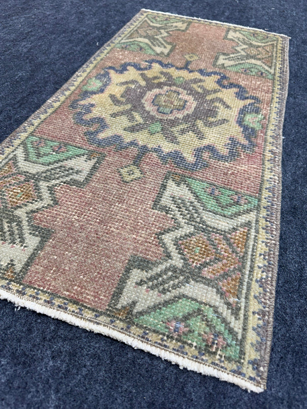 Turkish Yastik Rug  1'5" x  2'11" #24386