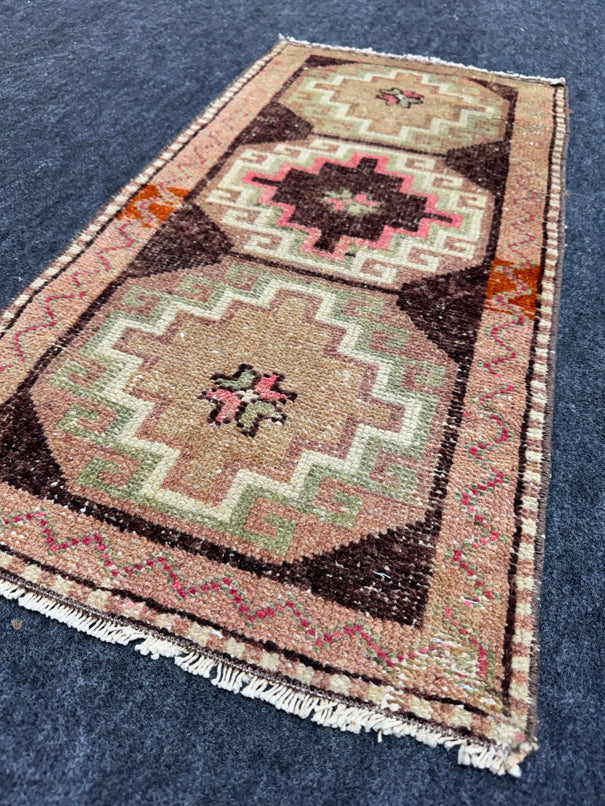 Turkish Yastik Rug  1'6" x  2'11" #24381