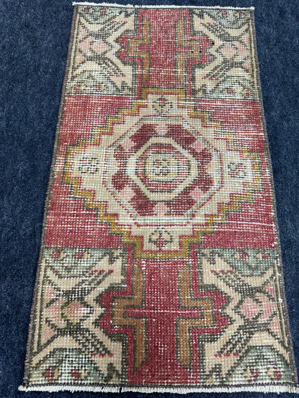 Turkish Yastik Rug  1'6" x  2'8" #24369