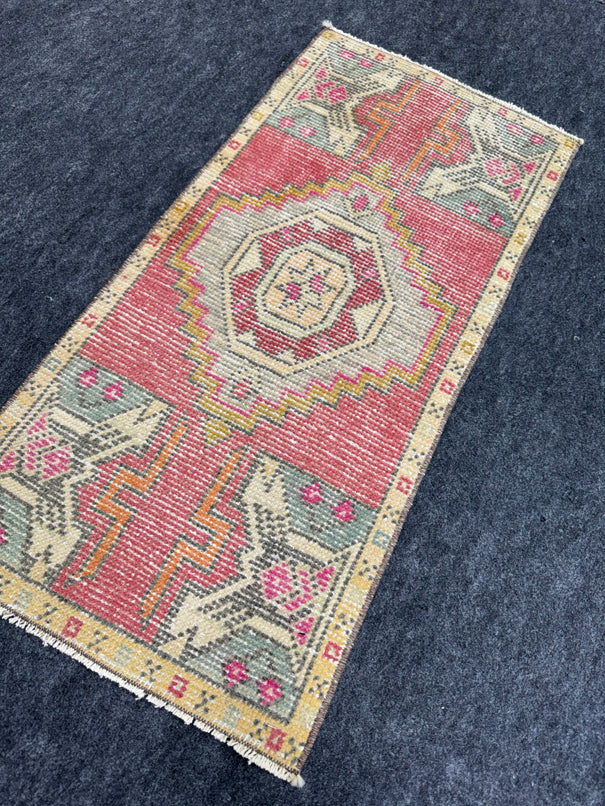 Turkish Yastik Rug  1'5" x  2'11" #24363