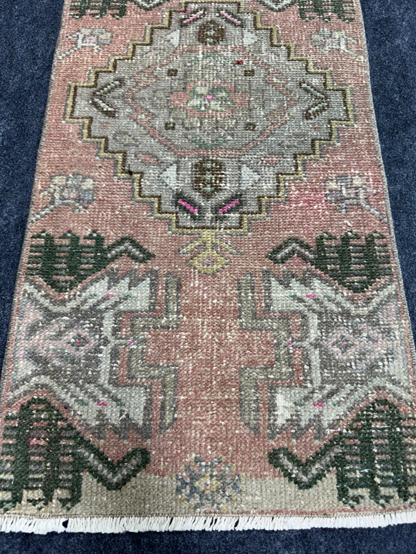 Turkish Yastik Rug  1'5" x  2'9" #24343