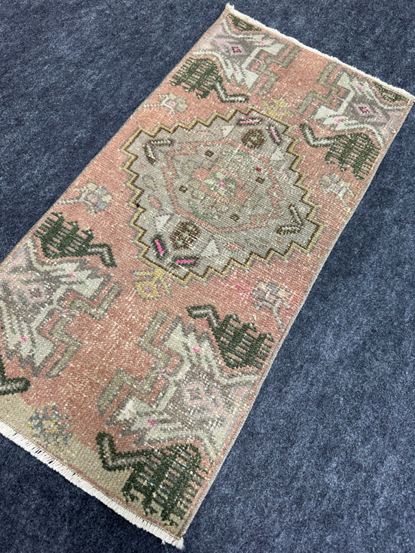 Turkish Yastik Rug  1'5" x  2'9" #24343