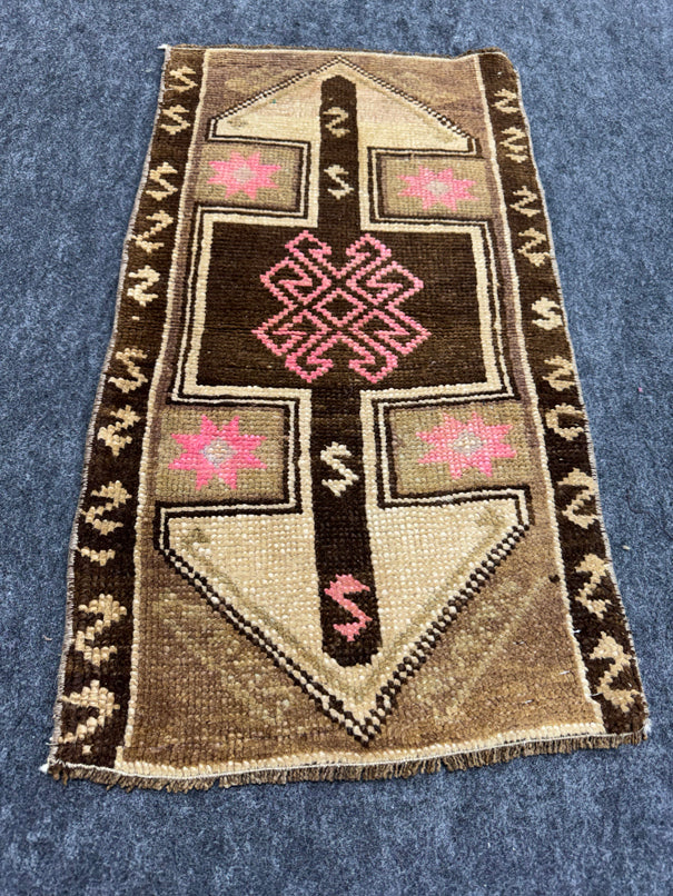Turkish Yastik Rug  1'6" x  2'8" #24246