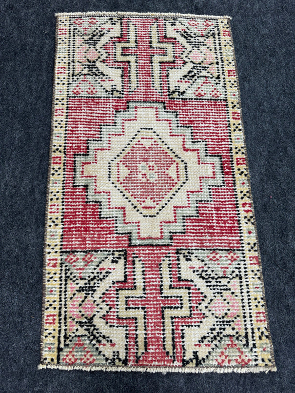 Turkish Yastik Rug  1'5" x  2'9" #24244