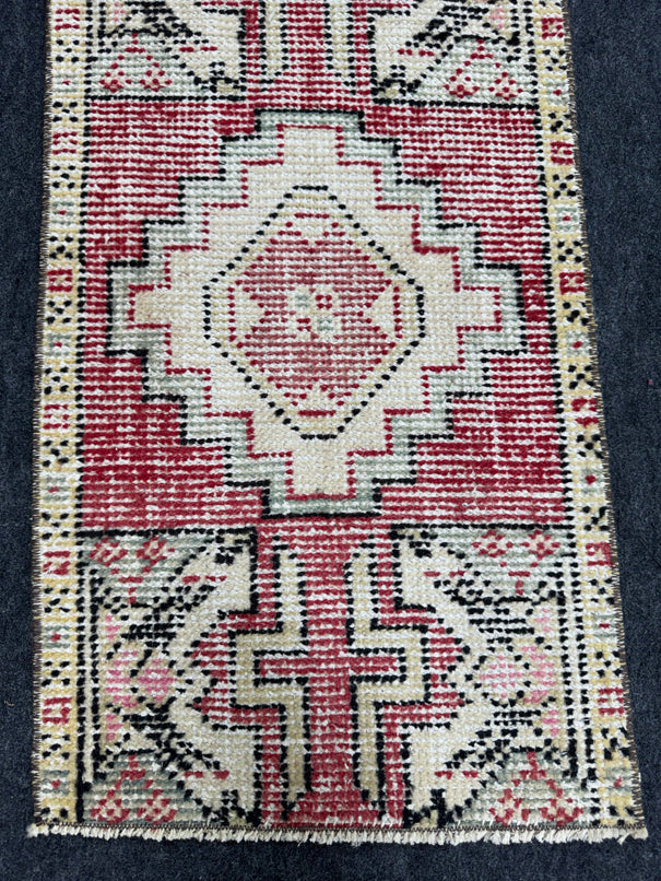 Turkish Yastik Rug  1'5" x  2'9" #24244