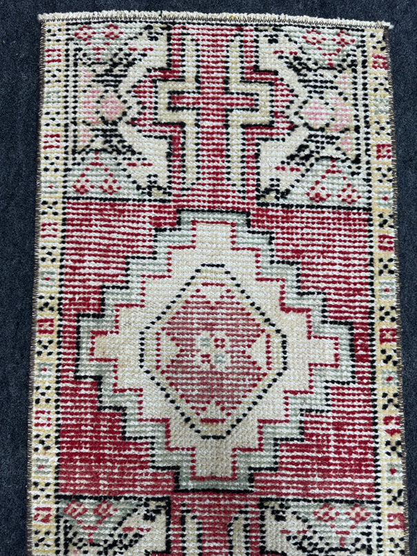 Turkish Yastik Rug  1'5" x  2'9" #24244