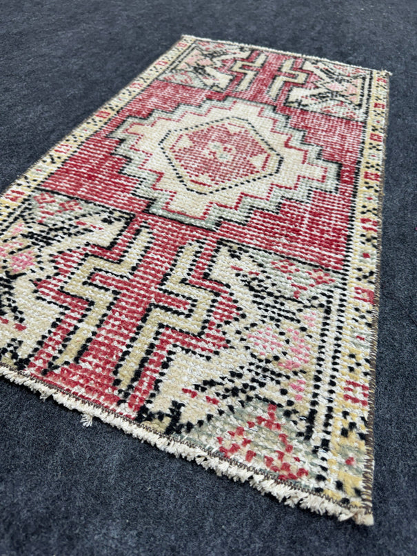 Turkish Yastik Rug  1'5" x  2'9" #24244