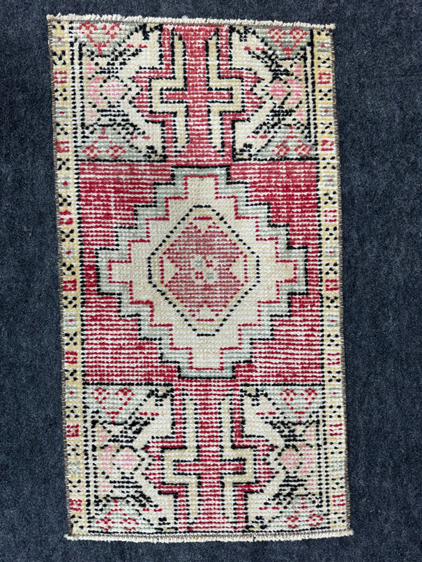 Turkish Yastik Rug  1'5" x  2'9" #24244
