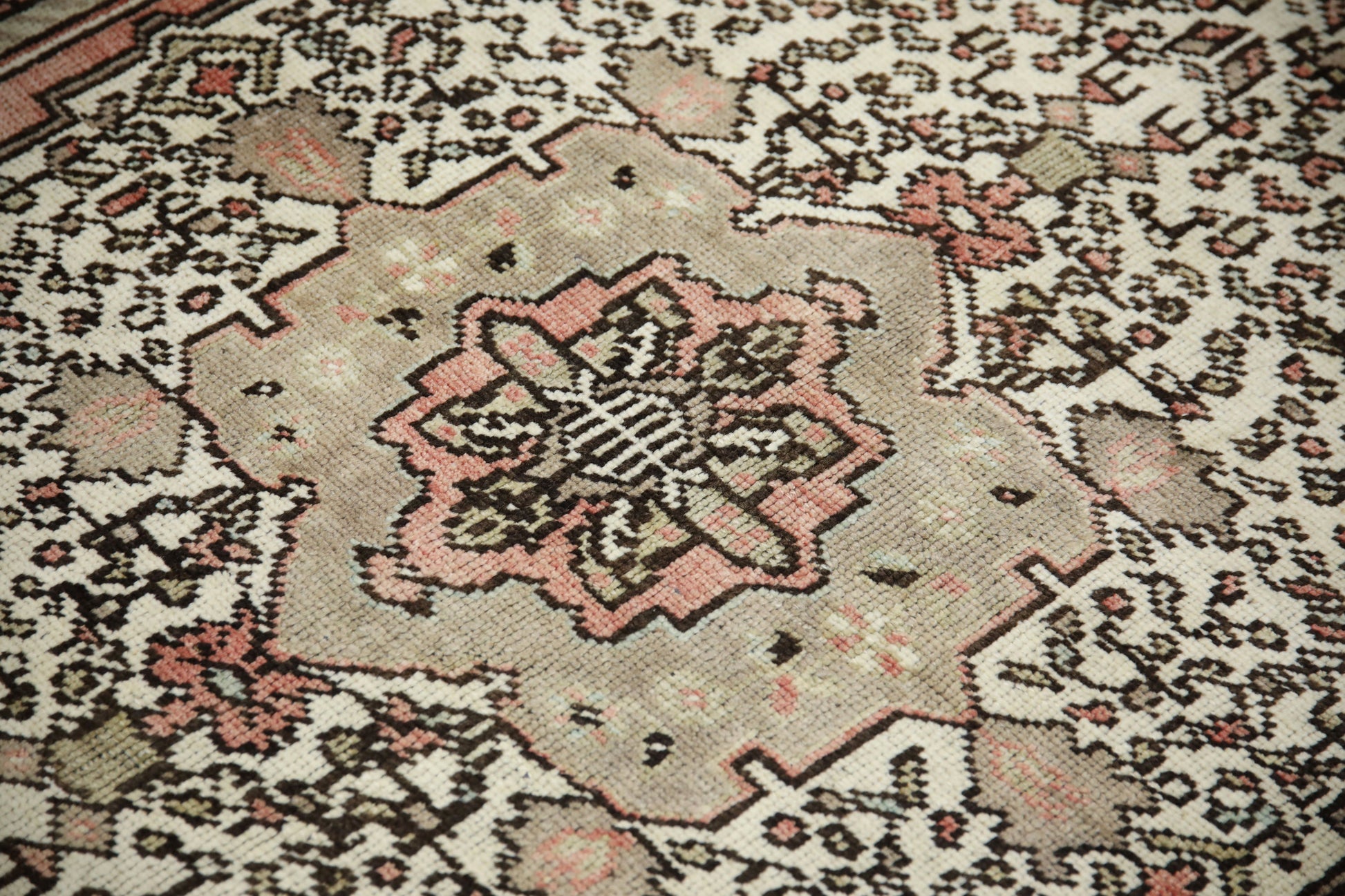 Turkish Vintage Anatolian Rug  3'9" x 7'11" #400