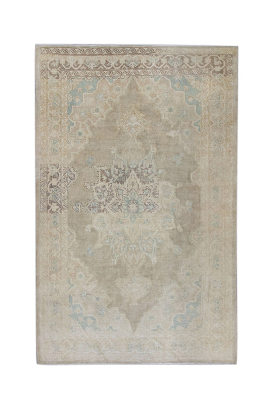 #10788 Turkish Vintage Anatolian Rug  4'5" x 6'9"