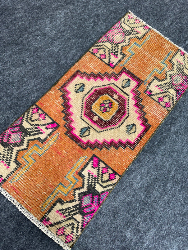 Turkish Yastik Rug 1'5" x 3' #24101