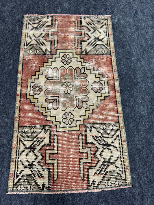 Turkish Yastik Rug 1'6" x 2'9" #24077