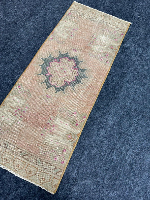 Turkish Yastik Rug 1'5" x 3'7" #24069