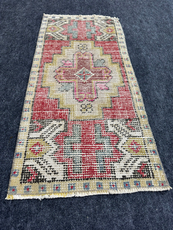 Turkish Yastik Rug 1'5" x 3' #24059