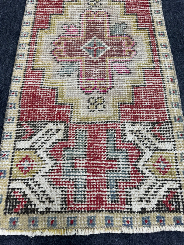 Turkish Yastik Rug 1'5" x 3' #24059