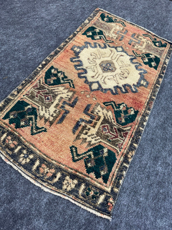Turkish Yastik Rug 1'7" x 3' #24005