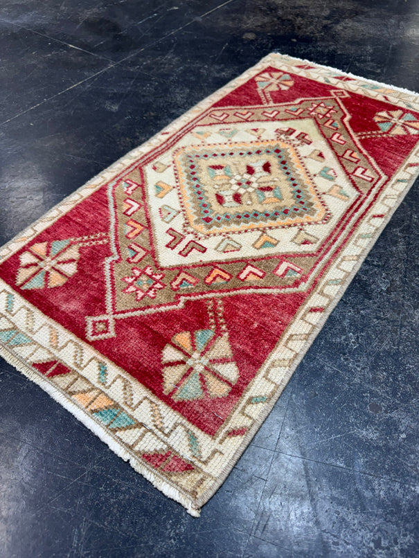Turkish Yastik Rug 1'4" x 2'7" #24184