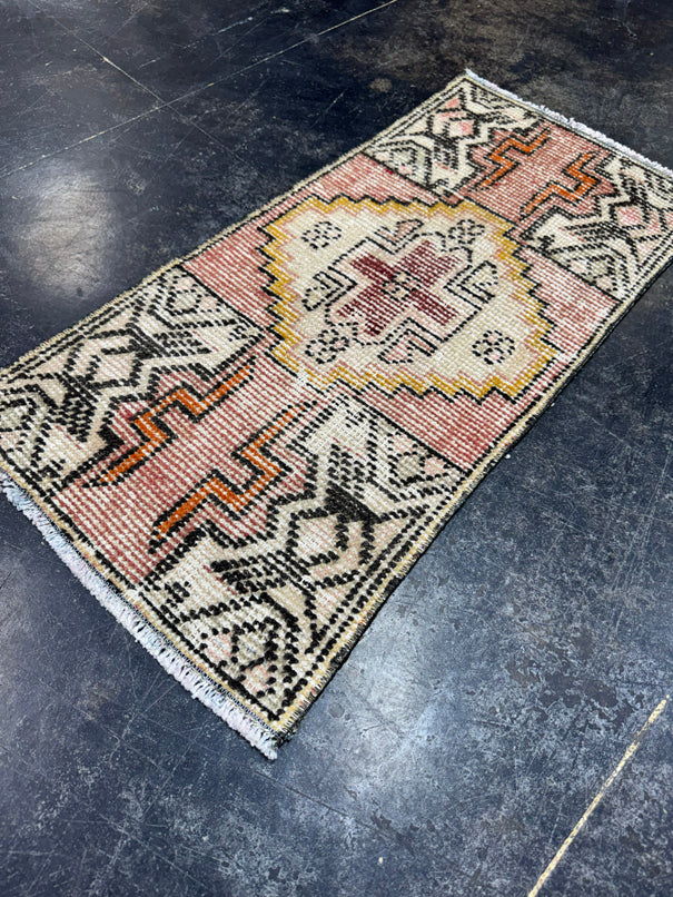 Turkish Yastik Rug 1'5" x 2'11" #24179