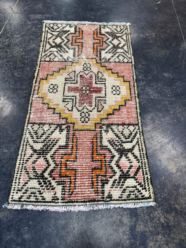 Turkish Yastik Rug 1'5" x 2'11" #24179