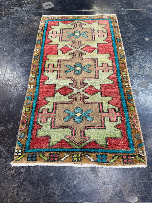 Turkish Yastik Rug 1'5" x 2'6" #23868