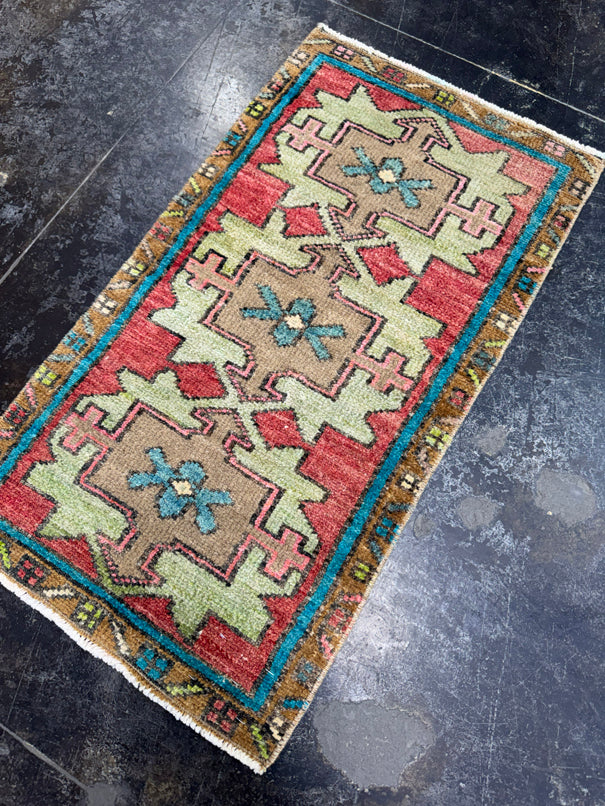 Turkish Yastik Rug 1'5" x 2'6" #23868
