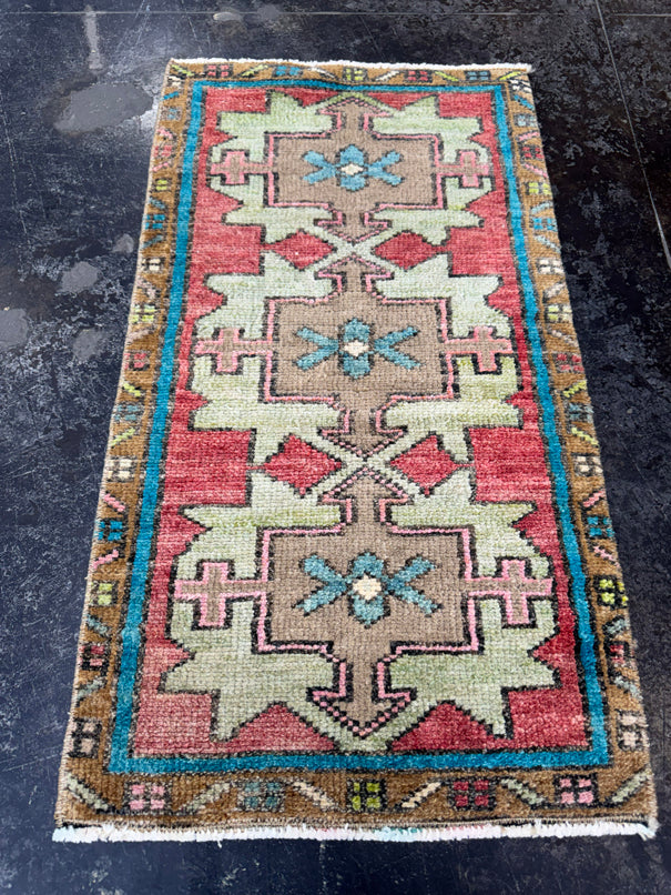 Turkish Yastik Rug 1'5" x 2'6" #23868
