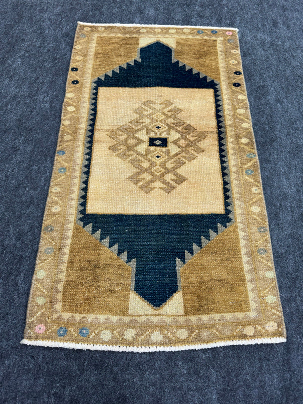 Turkish Yastik Rug 1'7" x 2'9" #23842